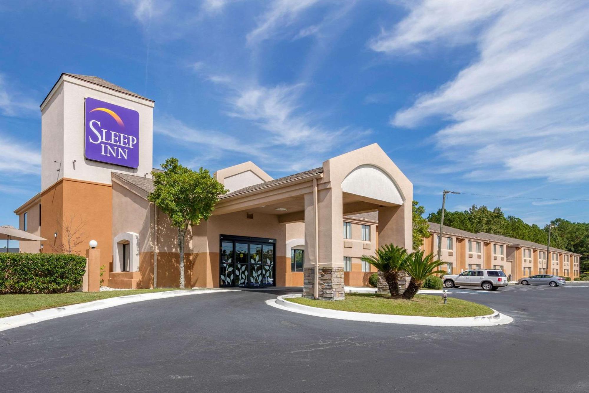 Where to Stay Near Mighty Eighth Air Force Museum: 4 Hotels for Couples