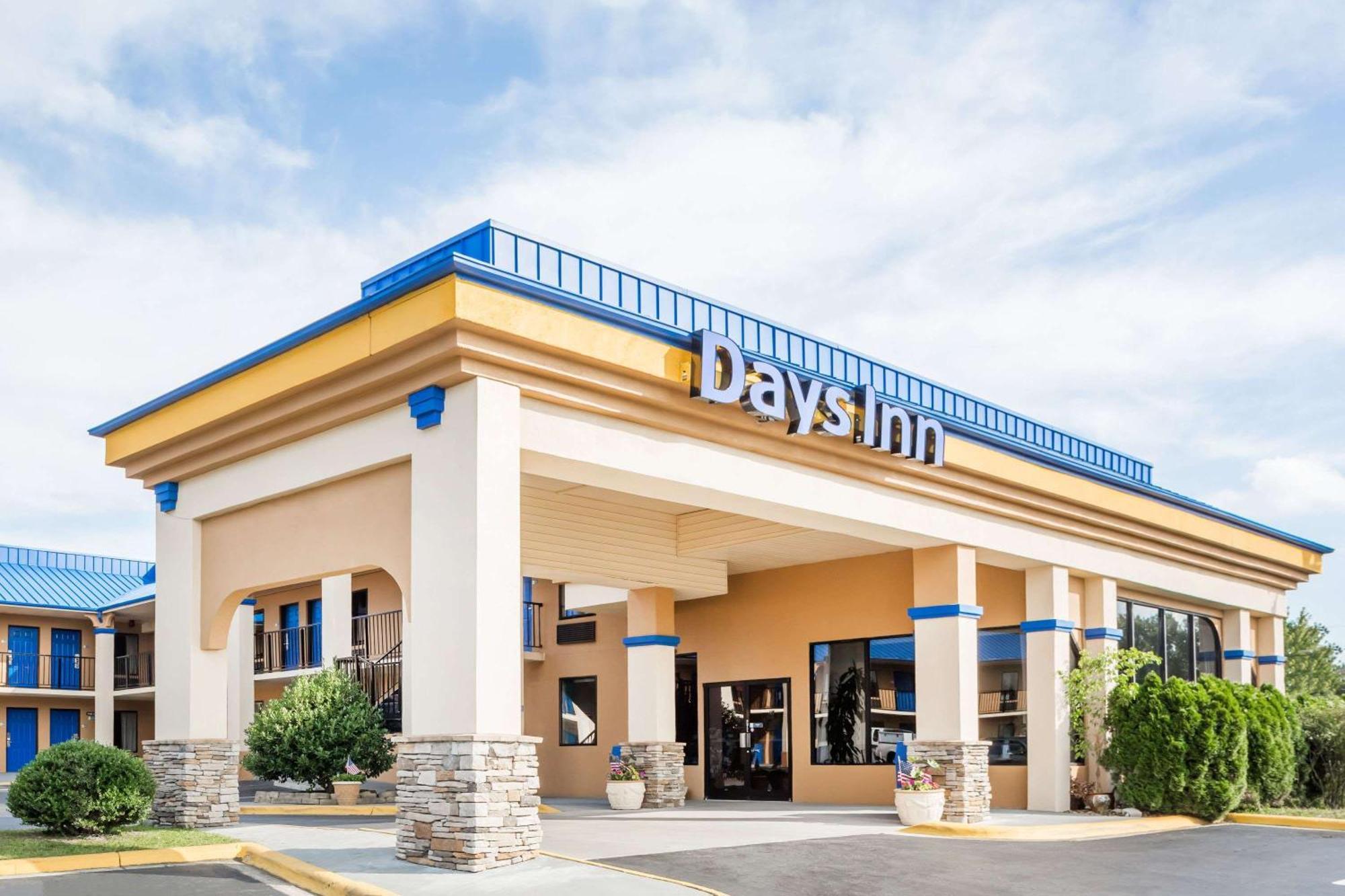 Staying Near UT High Hendersonville: 4 Budget Hotels Compared