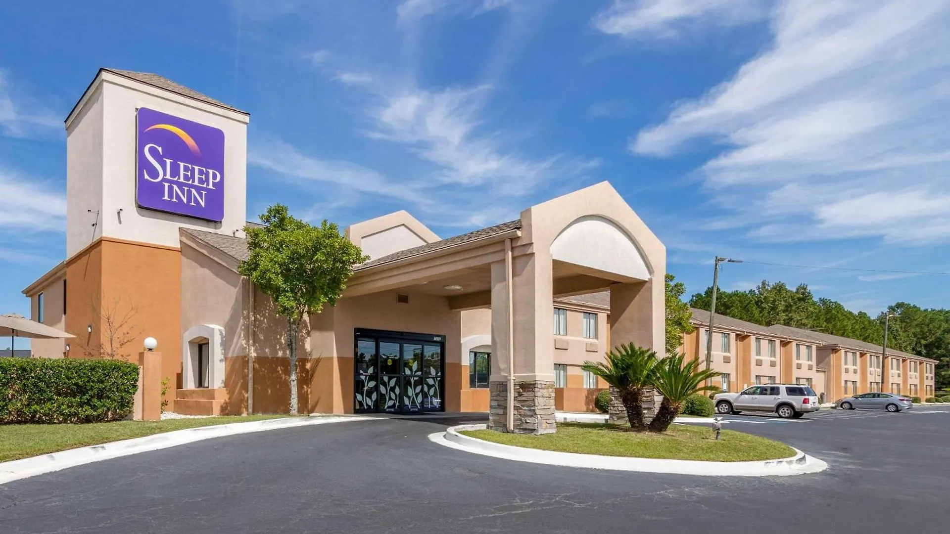 Where to Stay Near Mighty Eighth Air Force Museum: 4 Hotels for Couples