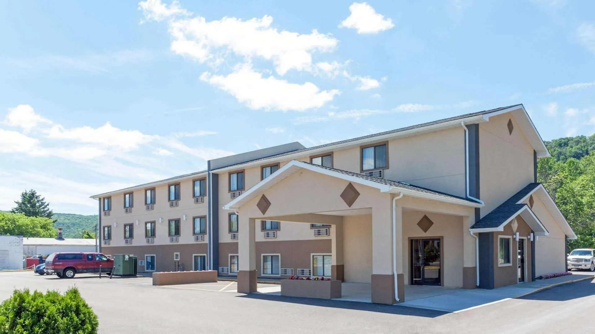 11 2-Star Hotels in Finger Lakes That Deliver Real Value