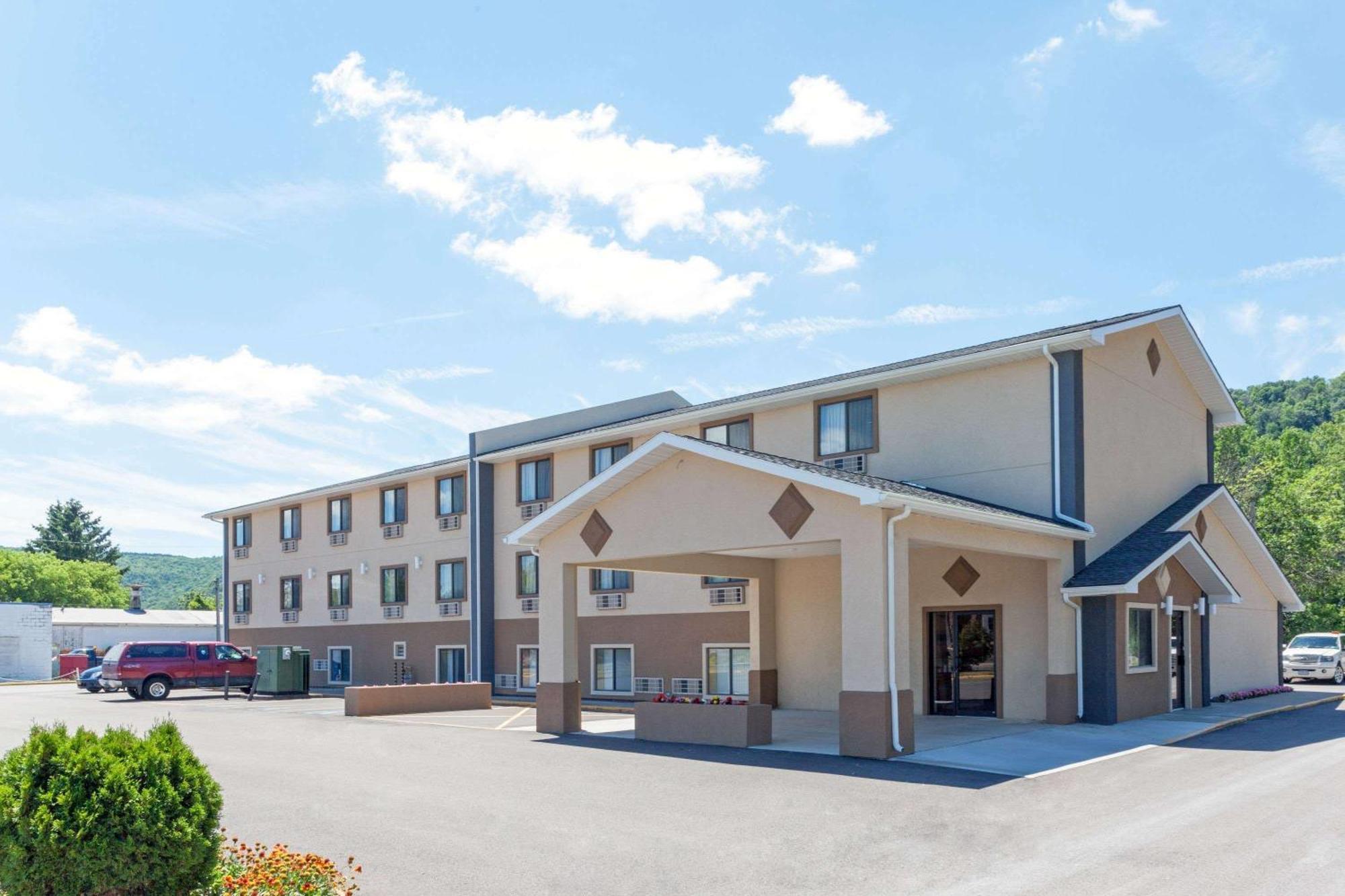 11 2-Star Hotels in Finger Lakes That Deliver Real Value